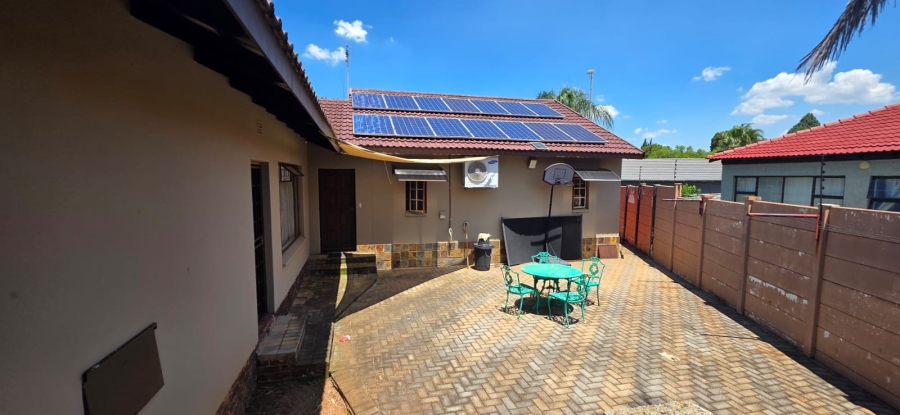 5 Bedroom Property for Sale in Wilkoppies North West